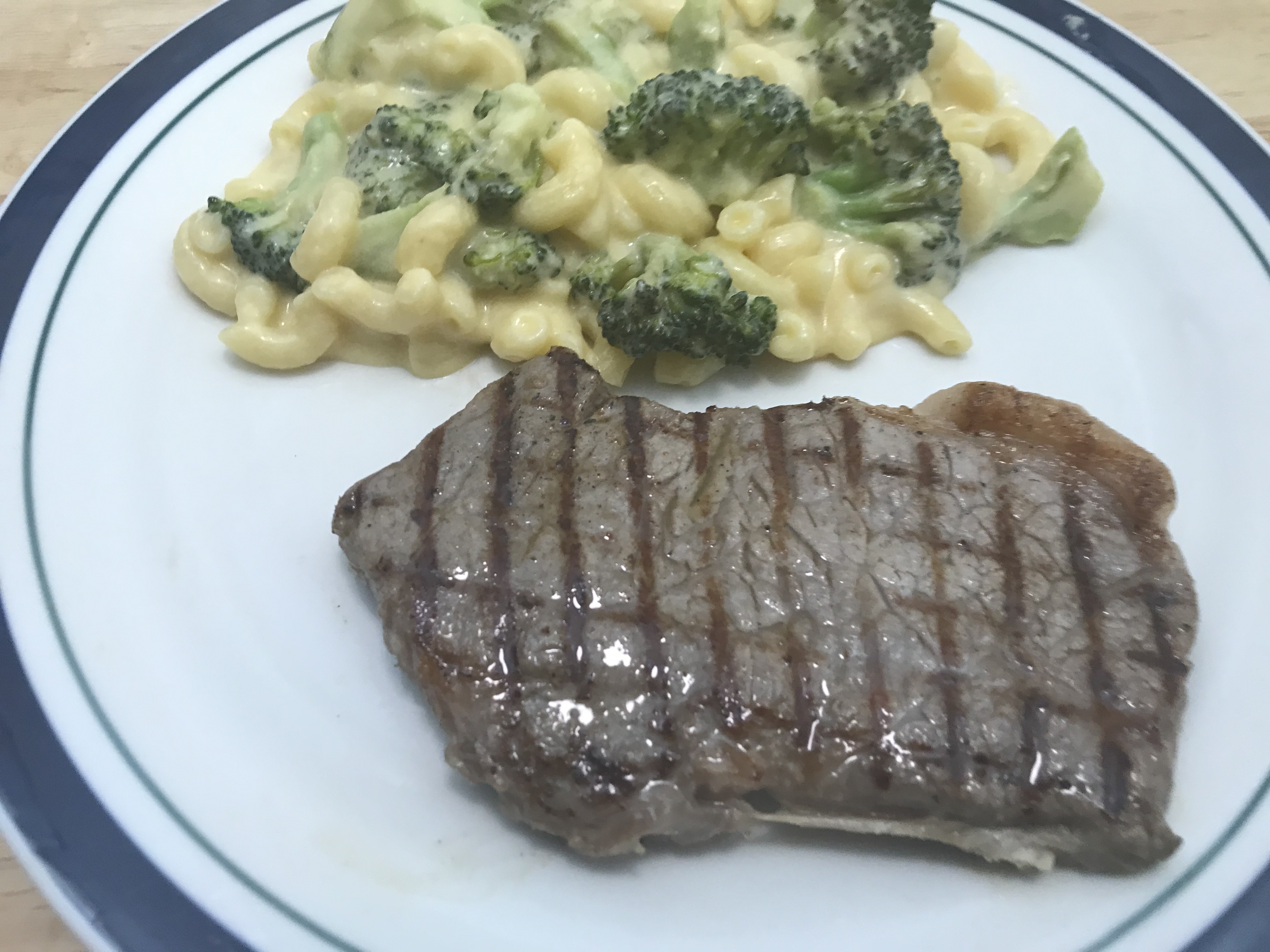 Read more about the article Steak with Broccoli Mac-N-Cheese